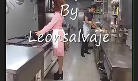 با معشوقش روی مبل قرار سایتی برای دانلود فیلم سکسی گرفته است