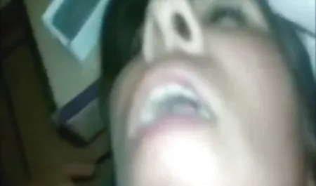 مادر بزرگسالی در حالی که خواهرزاده اش دانلود برنامه پخش کننده فیلم سکسی مشغول تماشای لباس است ، لباس را عوض می کند