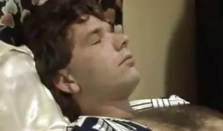 زن سبک و دانلود رایگان فیلم سینمایی نیمه سکسی جلف سکسی در لباس شب صورتی